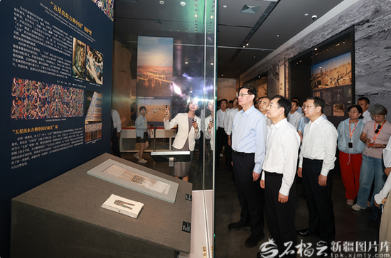 8月21日，辽宁省委书记、省人大常委会主任许昆林，自治区党委书记、兵团党委第一书记、第一政委陈小江，辽宁省委副书记、省长王新伟，自治区党委副书记、自治区主席艾尔肯·吐尼亚孜在自治区博物馆，参观国家治理新疆地区历史文物展。天山网-新疆日报记者 崔志坚摄