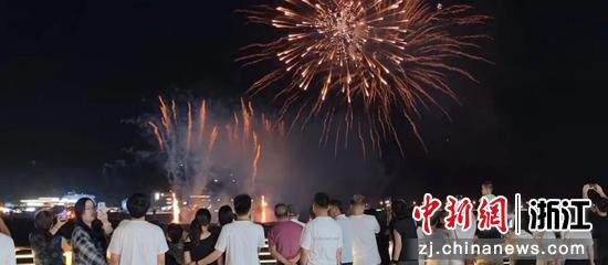 市民游客欣赏烟花。 主办方 供图 市民游客欣赏烟花。 主办方 供图