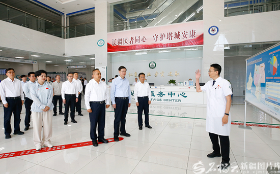 8月19日，辽宁省委书记、省人大常委会主任许昆林，辽宁省委副书记、省长王新伟，自治区党委副书记、自治区主席艾尔肯·吐尼亚孜在塔城地区人民医院，实地考察医疗援疆工作进展成效。天山网-新疆日报记者 谢龙摄e