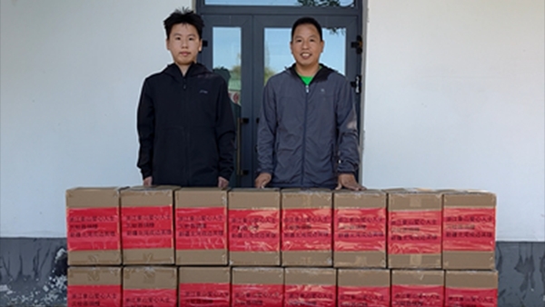 宁波父子自驾6天4900公里，为新疆戍边官兵送灭蚊灯