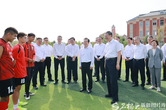 8月20日，上海市委书记陈吉宁，自治区党委书记、兵团党委第一书记、第一政委陈小江在喀什第六中学，听取青少年“筑基”工程实施情况和教育援疆工作介绍，与校园足球队队员亲切交流。天山网-新疆日报记者 崔志坚摄