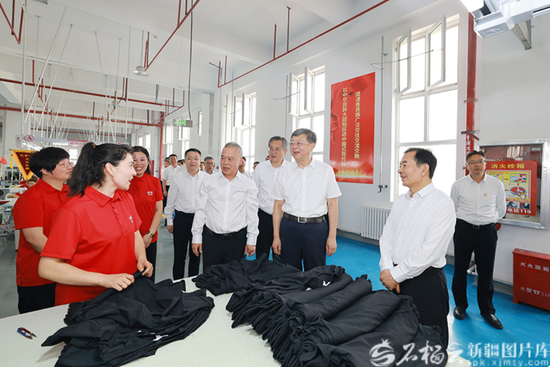 8月19日，上海市委书记陈吉宁，自治区党委书记、兵团党委第一书记、第一政委陈小江在兵团级草湖经济技术开发区，深入了解园区发展和两地产业协作成效，详细了解产业带动群众就业情况。天山网-新疆日报记者 崔志坚摄
