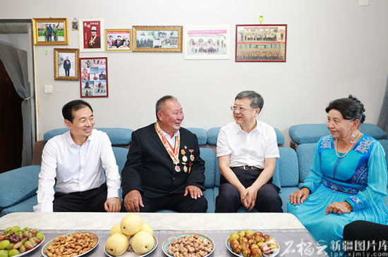 8月19日，上海市委书记陈吉宁，自治区党委书记、兵团党委第一书记、第一政委陈小江在兵团托云牧场，亲切看望护边员吐尔买买提·马提一家，听取他们家三代戍边的感人事迹。天山网-新疆日报记者 崔志坚摄