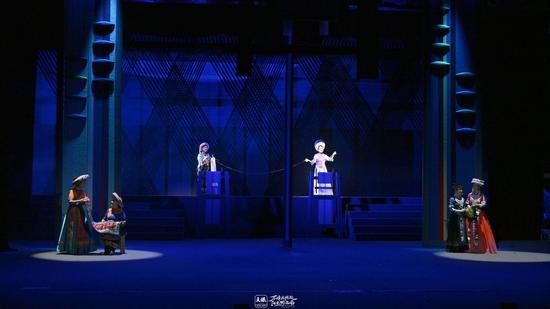 《锦・蓝》预演上，三个阿妈正在传授技艺。