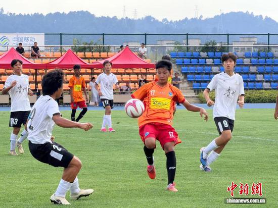 8月22日，贵州足协队（白衣）对阵泰国芭提雅联队。曾琪男 摄
