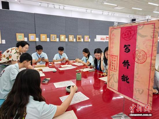 8月20日，“纸短情长——《给阿嬷的情书》观后展”在天津举行。记者 孙玲玲 摄