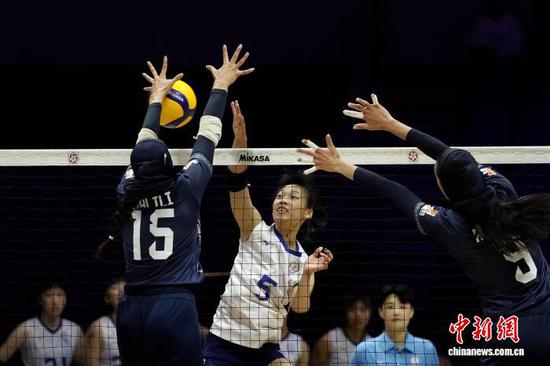 8月21日，天津，中国台北女排队员林良黛‌(白衣)在比赛中扣球。中新社记者 佟郁 摄