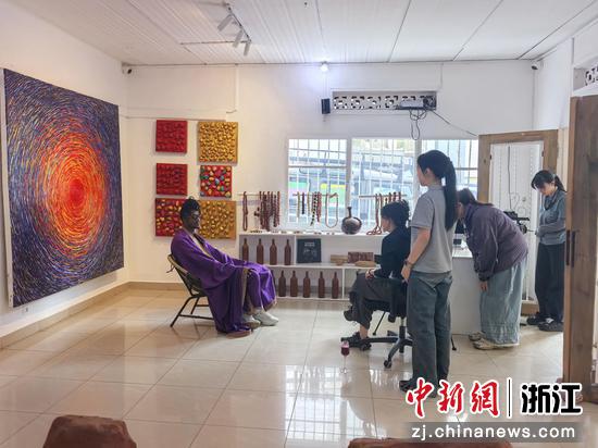 近日,浙江大学“致远”实践团走进卢旺达、博茨瓦纳开展跨国田野调查。(浙江大学供图) 近日,浙江大学“致远”实践团走进卢旺达、博茨瓦纳开展跨国田野调查。(浙江大学供图)