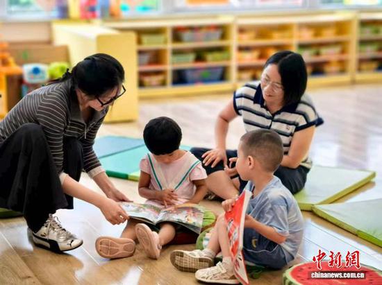 图为天津市河西区第十幼儿园组织小班新生进行亲子阅读。(天津市教委供图) 图为天津市河西区第十幼儿园组织小班新生进行亲子阅读。(天津市教委供图)