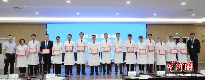 全体援疆专家获颁导师聘书。胡珺 摄