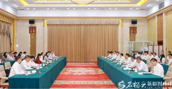 8月24日，自治区党委书记陈小江在乌鲁木齐会见香港特别行政区政府律政司司长林定国一行。天山网-新疆日报记者 崔志坚摄e