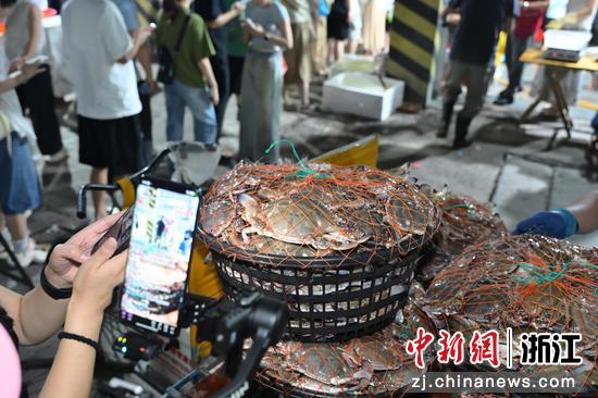 新农都把直播间搬进了水产交易现场。新农都集团 供图 新农都把直播间搬进了水产交易现场。新农都集团 供图