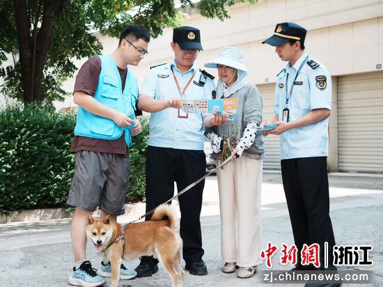 工作人员深入社区开展宣传工作。长兴县综合行政执法局供图