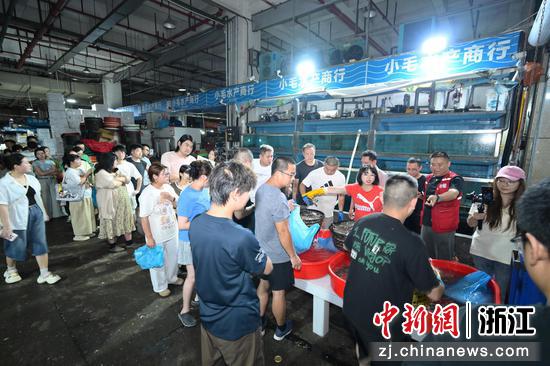 直播吸引大量消费者。新农都集团 供图 直播吸引大量消费者。新农都集团 供图