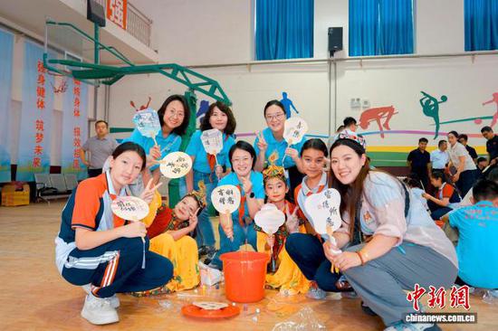 图为津疆两地青少年体验非遗漆扇制作。(共青团天津市委员会供图) 图为津疆两地青少年体验非遗漆扇制作。(共青团天津市委员会供图)