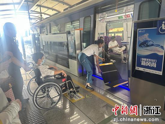 工作人员协助乘客出行。浙江轨道集团海宁运营公司&nbsp;供图