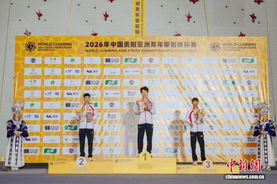 U19男子速度比赛中，中国队包揽前三，图为颁奖现场。　主办方供图
