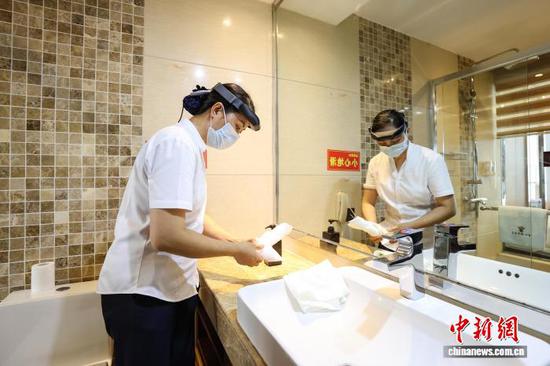 8月26日，惠水县一家酒店的客房工作人员在进行数据采集。中新社记者 瞿宏伦 摄
