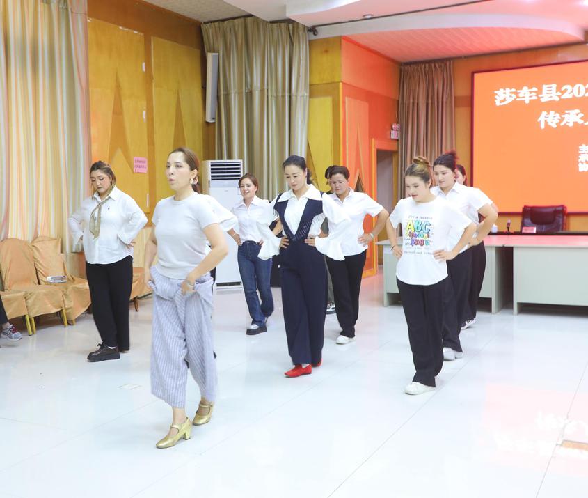 非遗传承薪火续！莎车县喀群赛乃姆传承人培训班正式开班