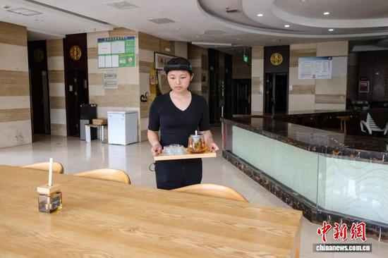8月26日，惠水县一家茶室茶艺师在进行数据采集。中新社记者 瞿宏伦 摄
