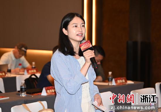 图为：中新社记者提问。中新社记者 王刚 摄