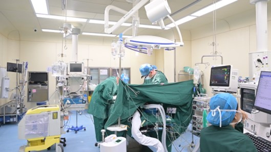 戴黄栋医生在进行心胸外科手术。喀什地区融媒体中心 记者李洁 摄

