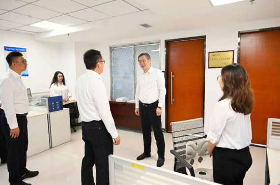 8月25日,自治区党委副书记、兵团党委书记、政委何忠友在兵团党委网信办调研。兵团日报全媒体记者 张鑫 摄 8月25日,自治区党委副书记、兵团党委书记、政委何忠友在兵团党委网信办调研。兵团日报全媒体记者 张鑫 摄