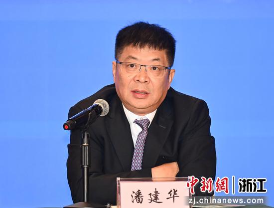 
图为：浙江中国轻纺城集团股份有限公司党委书记、董事长潘建华答记者问。中新社记者 王刚 摄