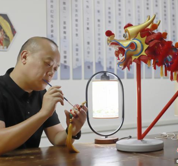 （寻味中华丨技艺）千年铜梁龙灯“轻量化”焕新