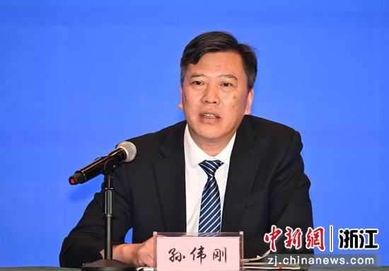 　　图为：中国轻纺城党工委副书记、绍兴市柯桥区中国轻纺城建设管理委员会主任孙伟刚答记者问。中新社记者 王刚 摄