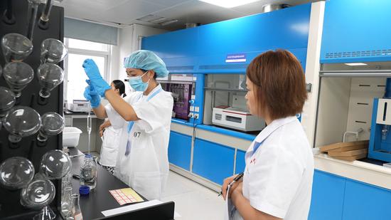 实操环节中，参赛选手分区独立作业，熟练操作精密仪器，精准称量、配制试剂，规范完成制样、滴定等核心试验步骤，全程严谨细致、流程有序。