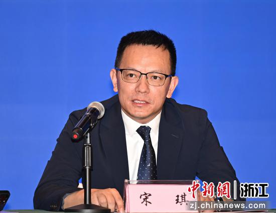
图为：绍兴市柯桥区委常委、副区长、中国轻纺城党工委书记宋琪答记者问。中新社记者 王刚 摄