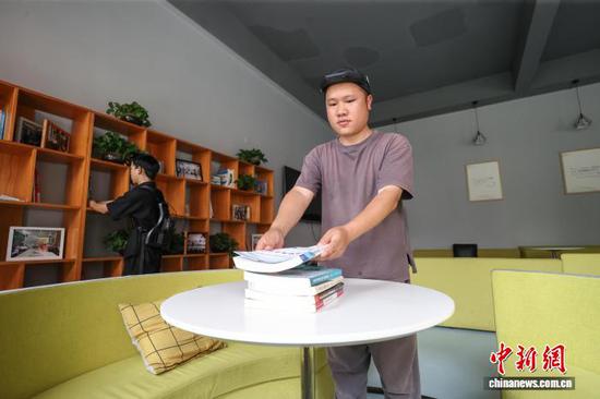 8月26日，惠水县一家企业员工在进行数据采集。中新社记者 瞿宏伦 摄