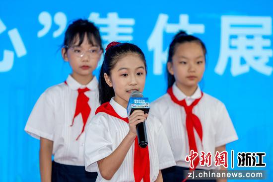 图为：红领巾讲解员开讲。中新社记者 王刚 摄