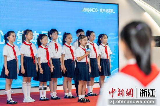 图为：红领巾讲解员开讲。中新社记者 王刚 摄