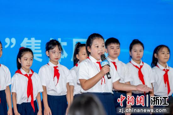图为：红领巾讲解员开讲。中新社记者 王刚 摄