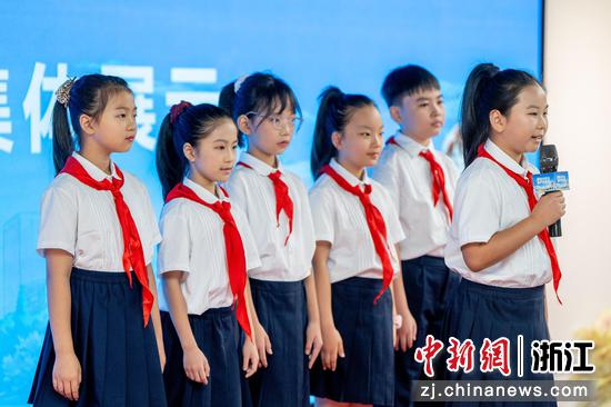 图为：红领巾讲解员开讲。中新社记者 王刚 摄