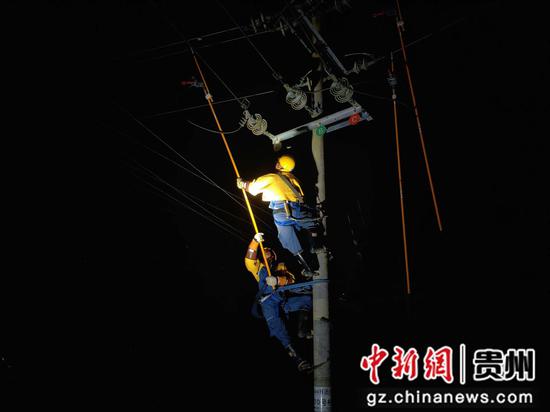 南方电网贵州都匀瓮安供电局工作人员开展10千伏草团线蒋家甫支线引流线接火作业。蒋铖 摄