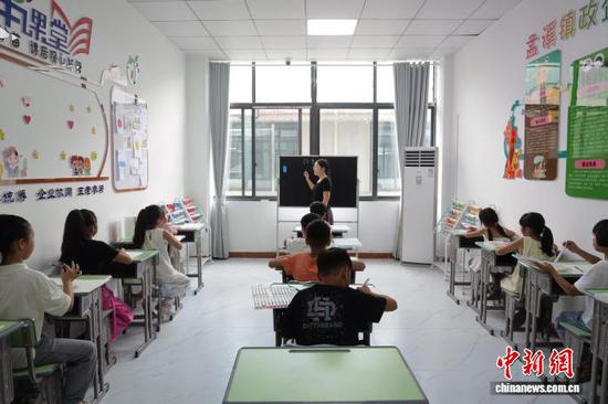 图为贵州省铜仁市松桃苗族自治县孟溪强村富民工坊开设的“四点半课堂”。杨秀远 摄