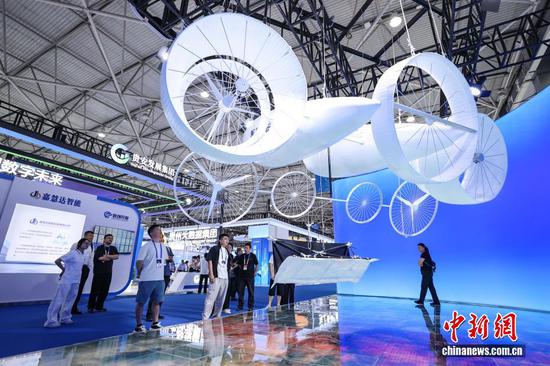8月27日，2026中国国际大数据产业博览会专业展览开馆仪式在贵州省贵阳市举行。专业展览围绕算力底座、数据供给、模型驱动、应用赋能、智能体验5大主题板块，汇聚300余家参展企业。图为临一云川展区的“平流层浮空风力发电系统”吸引参观者。