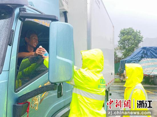 高速服务区工作人员为滞留司乘送矿泉水。浙江商业集团 供图 高速服务区工作人员为滞留司乘送矿泉水。浙江商业集团 供图