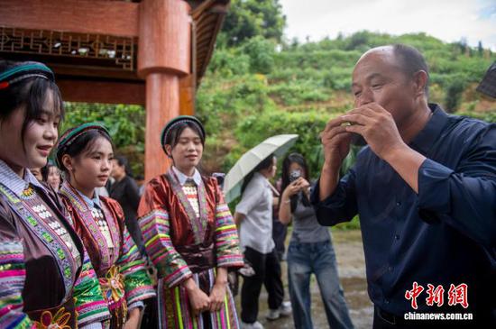 图为瑶族同胞给宾客敬迎宾茶。吴德军 摄