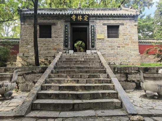 千年古刹定林寺。