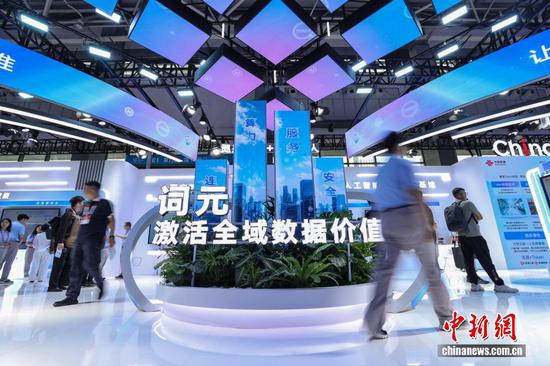 8月27日，2026中国国际大数据产业博览会专业展览开馆仪式在贵州省贵阳市举行。专业展览围绕算力底座、数据供给、模型驱动、应用赋能、智能体验5大主题板块，汇聚300余家参展企业。图为参观者在中国联通展区参观。