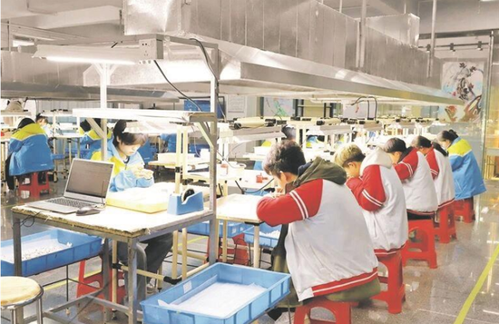 毕节市信息工程学校学生在手办制作实训室进行手办部件打磨实操。（资料图片）