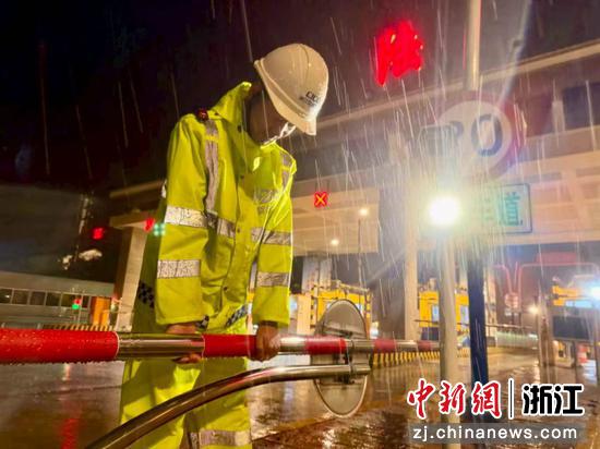 陆埠收费站收费班长葛添裕做好现场设施设备巡检工作。章燕培 摄 陆埠收费站收费班长葛添裕做好现场设施设备巡检工作。章燕培 摄