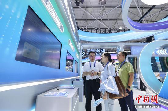 8月27日，2026中国国际大数据产业博览会专业展览开馆仪式在贵州省贵阳市举行。专业展览围绕算力底座、数据供给、模型驱动、应用赋能、智能体验5大主题板块，汇聚300余家参展企业。图为参观者在中国南方电网展区了解词元智能赋能业务。