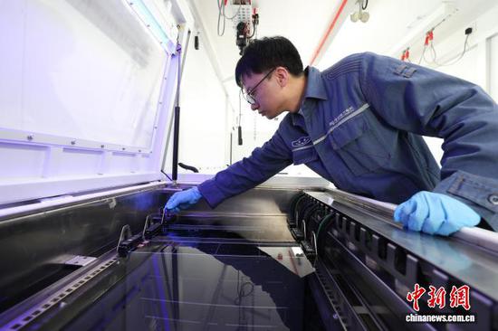 探访贵州首套浸没式液冷算力方舱