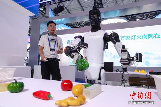 8月27日，2026中国国际大数据产业博览会专业展览开馆仪式在贵州省贵阳市举行。专业展览围绕算力底座、数据供给、模型驱动、应用赋能、智能体验5大主题板块，汇聚300余家参展企业。图为工作人员在操控机器人练习物品抓取。