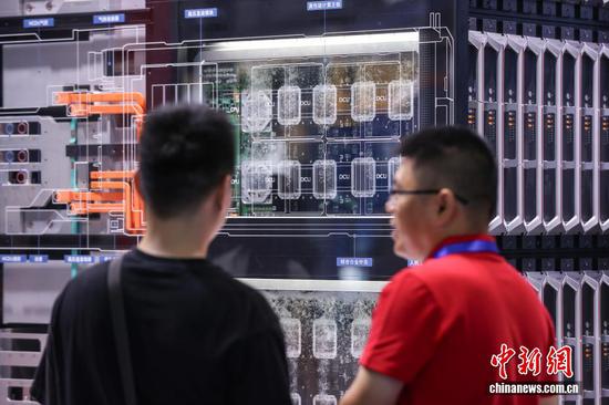 8月27日，2026中国国际大数据产业博览会专业展览开馆仪式在贵州省贵阳市举行。专业展览围绕算力底座、数据供给、模型驱动、应用赋能、智能体验5大主题板块，汇聚300余家参展企业。图为参观者在中科曙光展区参观“曙光8000十万卡AI超集群”。